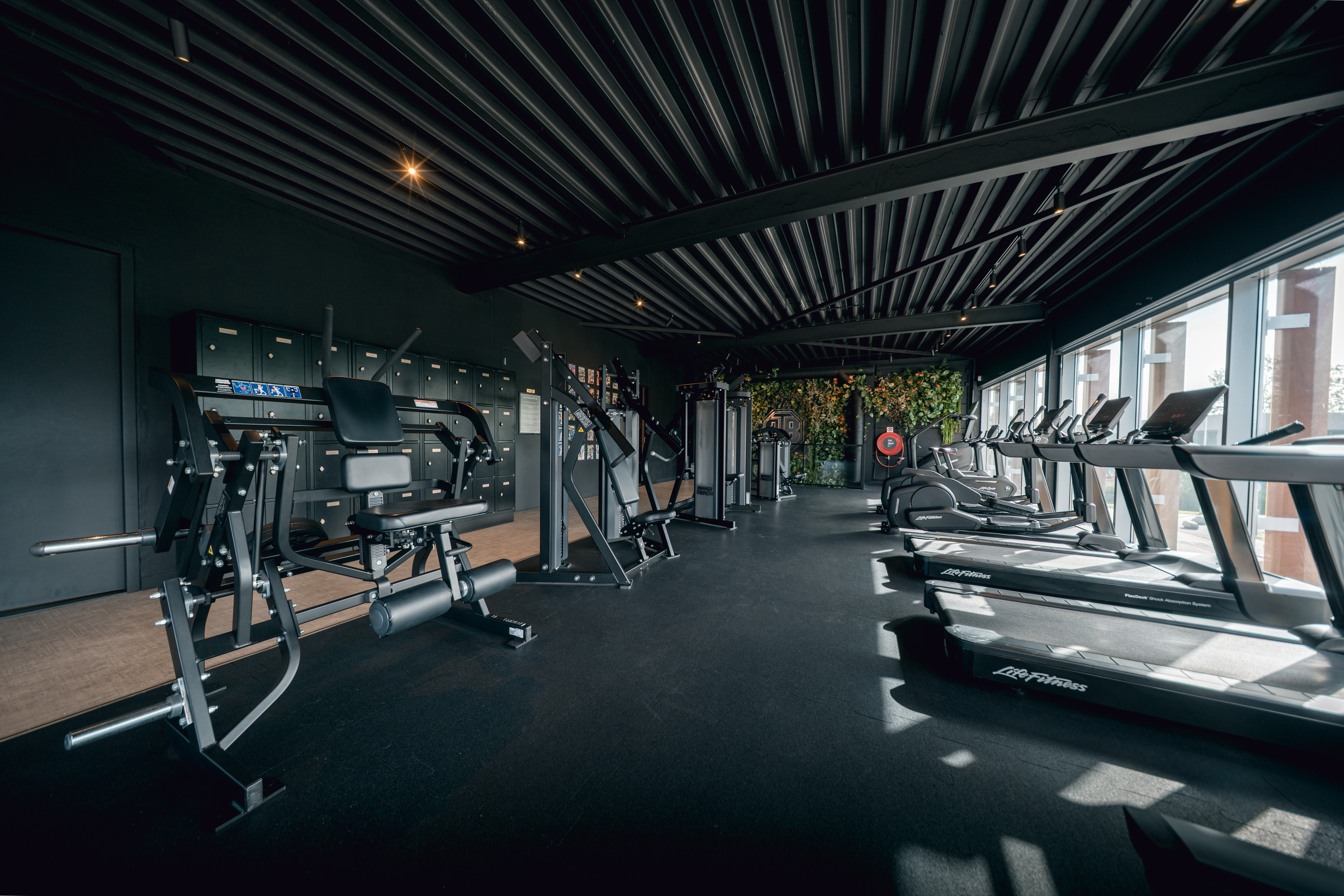 Trainingsvloer met cardioapparatuur bij NINET8 GYM