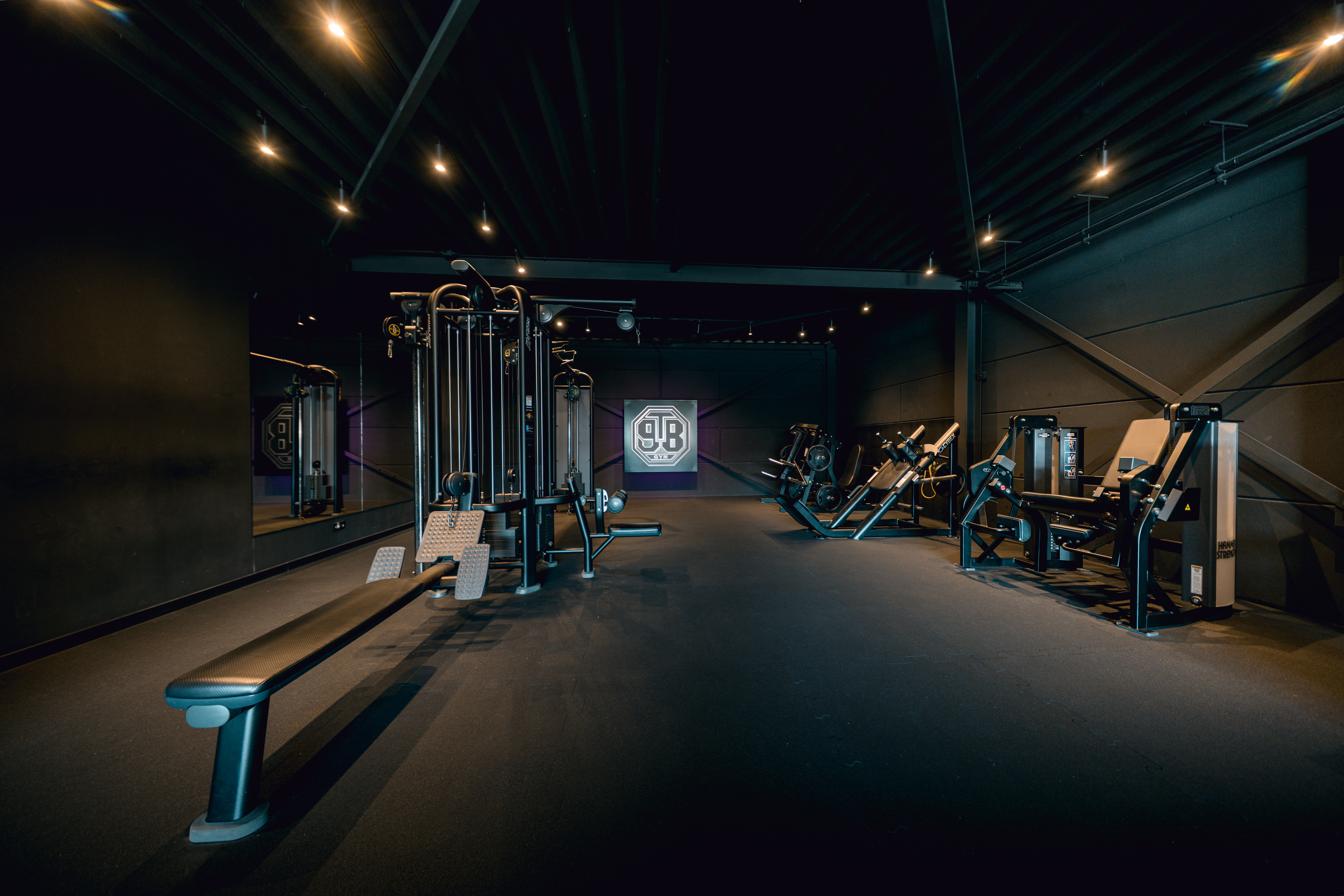 Hammer Strength apparatuur en vrije gewichten bij NINET8 GYM